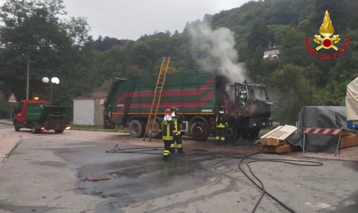In mattinata un camion Econord in fiamme a Castello Cagliaglio