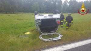 Si ribalta in macchina sulla Vergiatese, ferito un 20enne