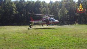 Cade al Campo dei Fiori, donna salvata dai soccorritori