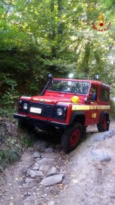 Cade al Campo dei Fiori, donna salvata dai soccorritori
