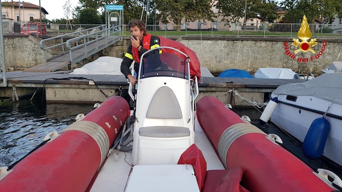Kitesurfista alla deriva sul lago Maggiore, salvato da un pescatore e dai Vigili del Fuoco