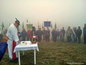 Festa degli Alpini di Luino sul monte Cadrigna, oltre 100 le persone presenti
