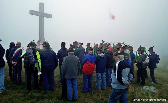 Festa degli Alpini di Luino sul monte Cadrigna, oltre 100 le persone presenti