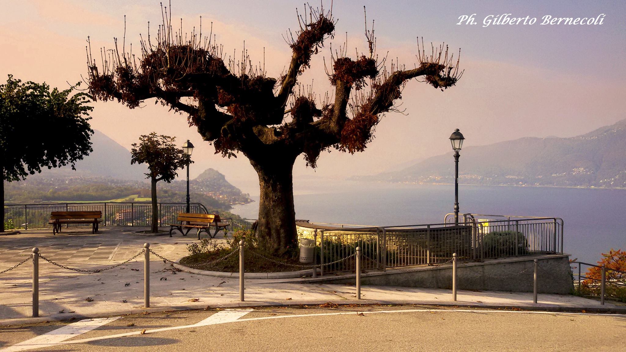 Il Belvedere del Pasqué, spettacolare balcone sul lago fotografato da Gilberto Bernecoli