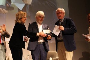 Premio Chiara alla Carriera, Valerio Massimo Manfredi ammalia il Teatro Sociale di Luino