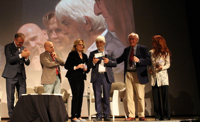 Premio Chiara alla Carriera, Valerio Massimo Manfredi ammalia il Teatro Sociale di Luino