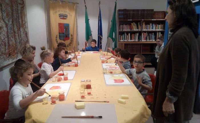 Cremenaga, l'entusiasmo dei bimbi alle prese con la pittura ad acquerello