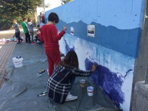 Germignaga, il murale dei ragazzi delle Scuole Medie regala un nuovo volto all'istituto