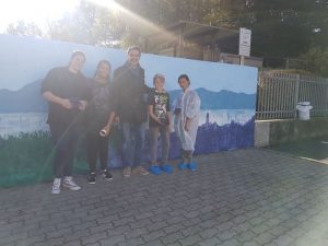 Germignaga, il murale dei ragazzi delle Scuole Medie regala un nuovo volto all'istituto