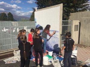 Germignaga, il murale dei ragazzi delle Scuole Medie regala un nuovo volto all'istituto