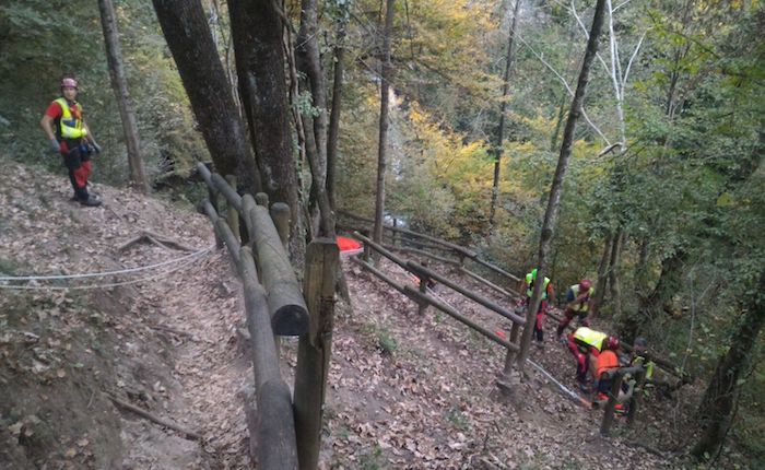Cade alle cascate di Ferrera, 57enne messo in salvo dal Soccorso Alpino