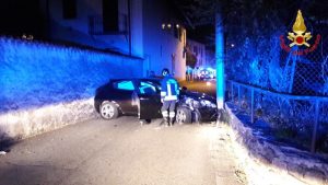 Incidente nella notte, auto finisce con un palo della luce. Due persone in ospedale