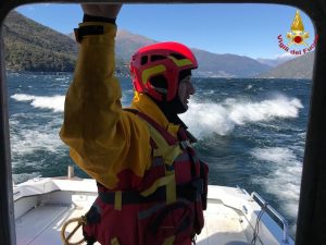 Vento forte, kitesurfista in difficoltà sul lago a Maccagno salvato dai Vigili del Fuoco