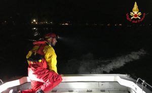 Maccagno: rimane in balia del vento forte sul lago, windsurfista si salva