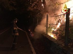 Il Campo dei Fiori va a fuoco, evacuate 15 persone. Alta l'allerta