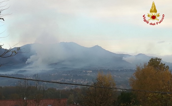 Incendio Campo dei Fiori, evacuate altre persone. La situazione rimane critica