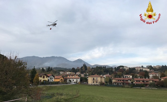 Incendio al Campo dei Fiori: anche due Canadair ed un elicottero impegnati per domare le fiamme
