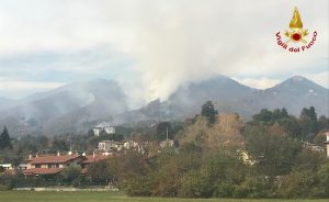 Ancora difficile la situazione al Campo dei Fiori, continua l'azione di Canadair e Vigili del Fuoco