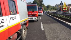Incendio in un parco a Malgesso vicino alla Vergiatese, intervento dei Vigili del Fuoco