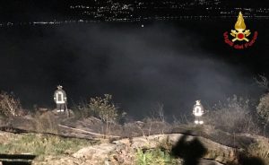 Il forte vento alimenta l'incendio a Pino, nella notte ingente intervento dei Vigili del Fuoco