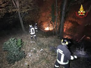 Il Campo dei Fiori va a fuoco, evacuate 15 persone. Alta l'allerta