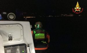 Maccagno: rimane in balia del vento forte sul lago, windsurfista si salva