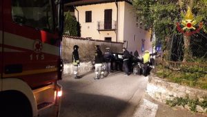 Incidente nella notte, auto finisce con un palo della luce. Due persone in ospedale