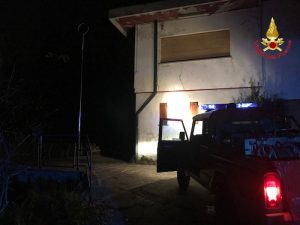 Incendio Campo dei Fiori, incessanti le operazioni per domare le fiamme. Ancora preoccupazione