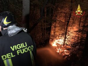 Il Campo dei Fiori va a fuoco, evacuate 15 persone. Alta l'allerta