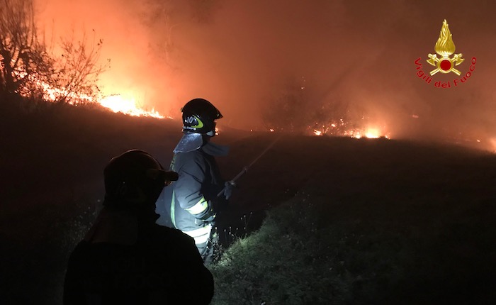 Incendio Campo dei Fiori, le fiamme minacciano anche l'Osservatorio. Situazione ancora critica