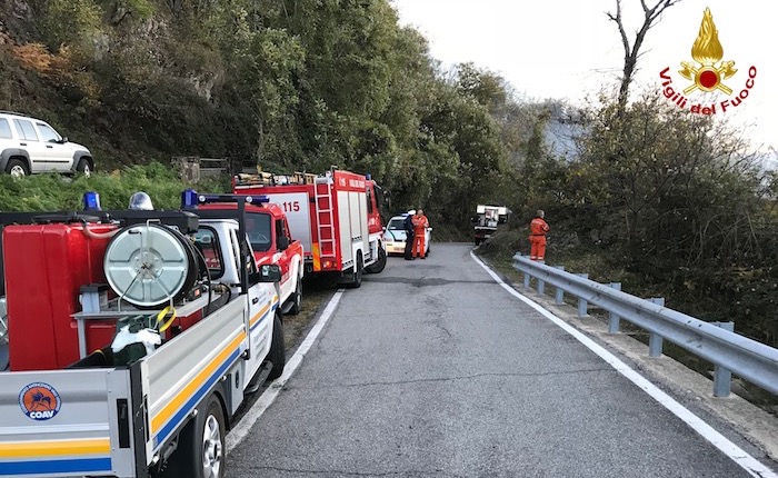 Ancora fiamme nei boschi di Tronzano, sul posto Vigili del Fuoco e volontari A.I.B.