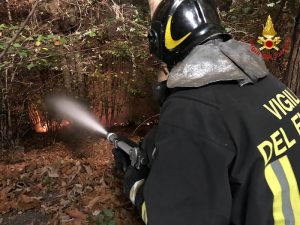Il Campo dei Fiori va a fuoco, evacuate 15 persone. Alta l'allerta