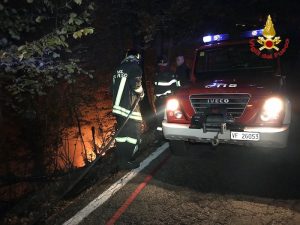Il Campo dei Fiori va a fuoco, evacuate 15 persone. Alta l'allerta
