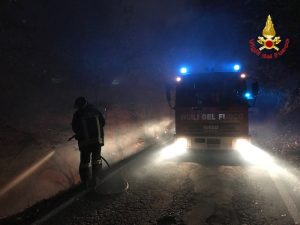 Il Campo dei Fiori va a fuoco, evacuate 15 persone. Alta l'allerta