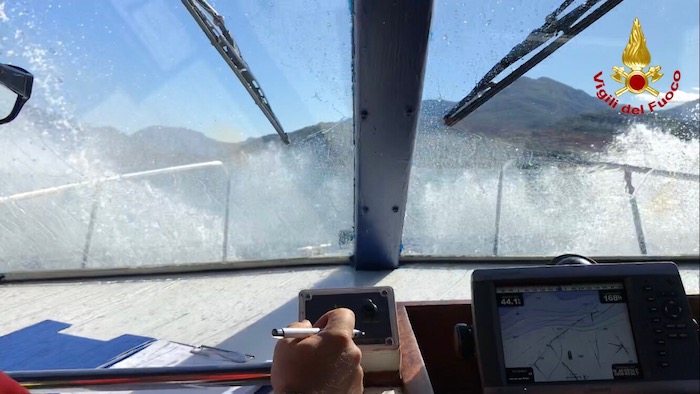 Vento forte, kitesurfista in difficoltà sul lago a Maccagno salvato dai Vigili del Fuoco