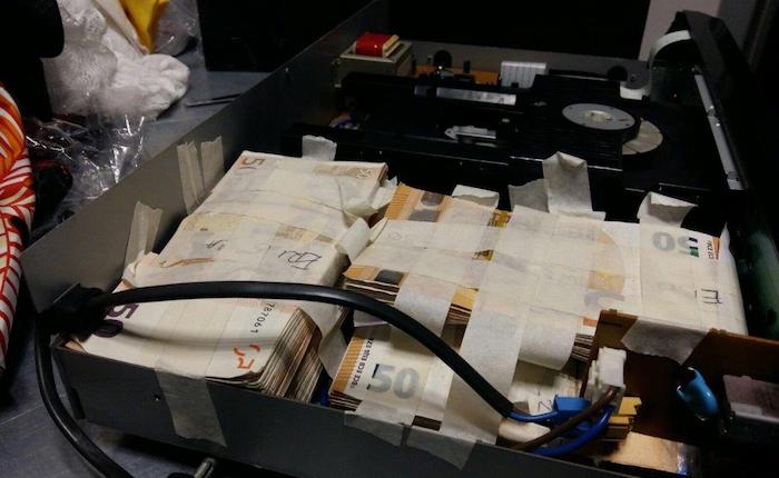 Nasconde 30mila euro nel lettore dvd, fermata una 51enne
