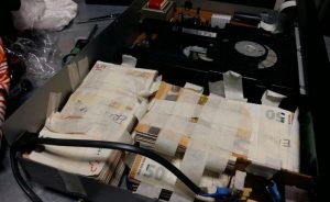 Nasconde 30mila euro nel lettore dvd, fermata una 51enne