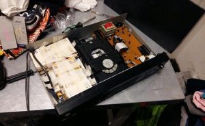 Nasconde 30mila euro nel lettore dvd, fermata una 51enne