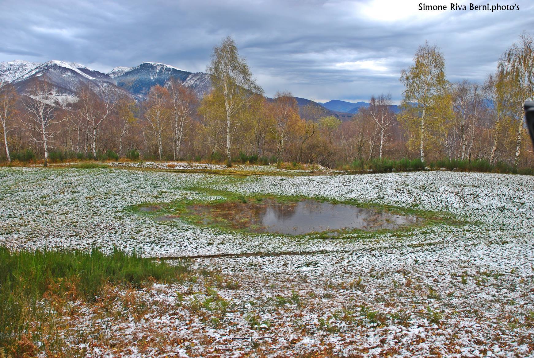 La magia della neve in autunno a Monterecchio. La foto è di Simone Riva Berni