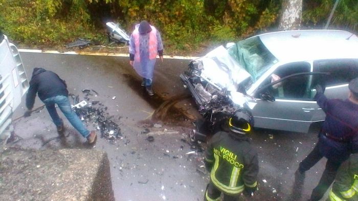 Frontale tra auto e tir a Castelveccana, ferito portato via in elisoccorso. Disagi alla circolazione