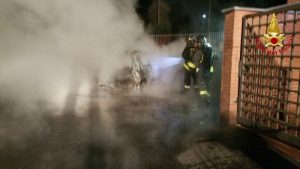 Nella notte in fiamme un'auto a Castelveccana