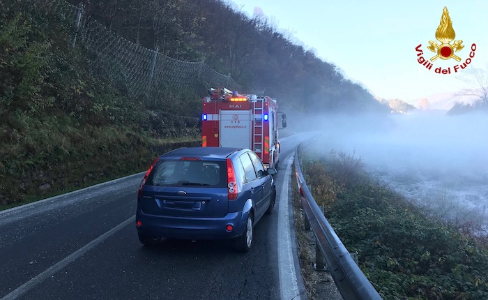 Cadegliano Viconago, le foto dell'incidente sulla strada ghiacciata di questa mattina