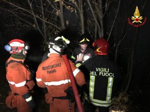 Valganna, ancora al lavoro per spegnere le fiamme nei boschi di Mondonico
