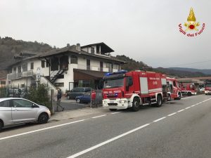 In fiamme una carrozzeria a Mesenzana, un magazzino inagibile