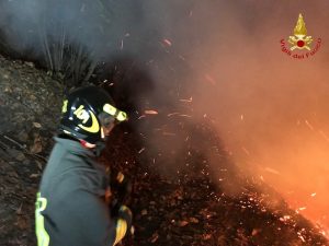 Valganna, ancora al lavoro per spegnere le fiamme nei boschi di Mondonico