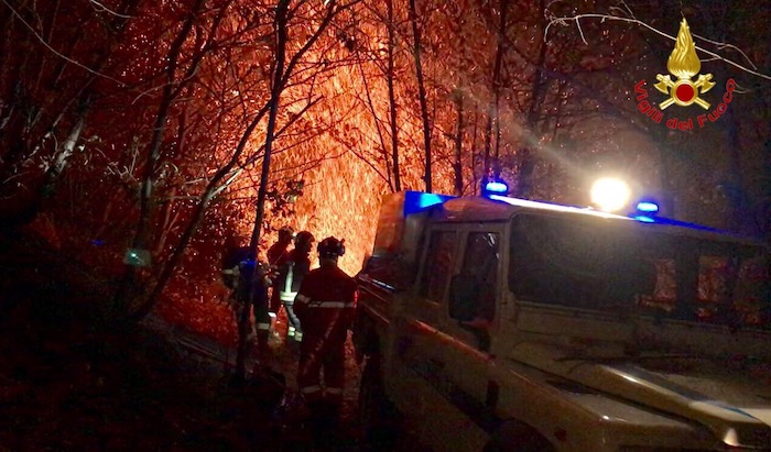 Valganna, ancora al lavoro per spegnere le fiamme nei boschi di Mondonico