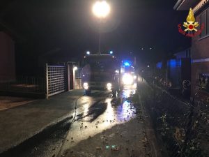 Nella notte in fiamme un'auto a Castelveccana