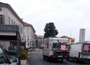 Mercato di Luino, "Automezzi in divieto di sosta in attesa dell'assegnazione temporanea dell'area"