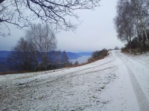 Il panorama innevato sul lago Maggiore. La foto è di Simone Riva Berni