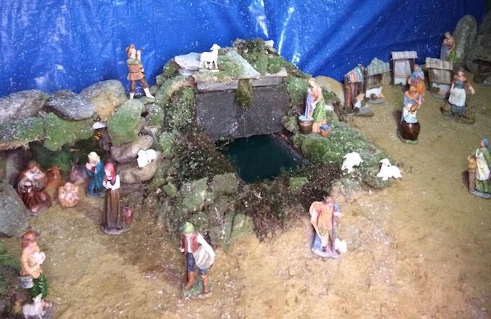 Dai ragazzi ai genitori, la storia del presepe alla stalla 